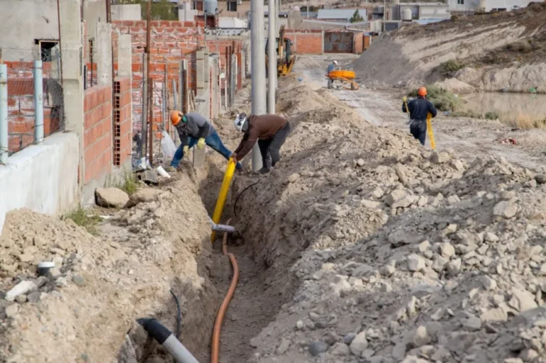 Más familias acceden al gas natural en Comodoro: Extienden la red del barrio Las Orquídeas