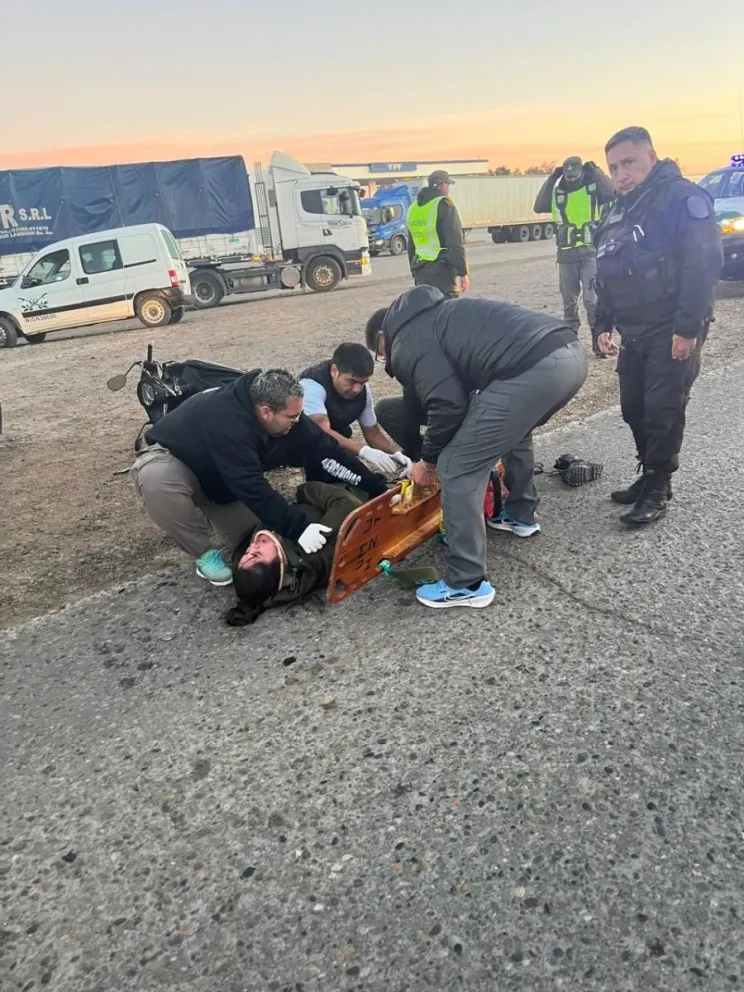 Una gendarme fue hospitalizada tras chocar contra una camioneta en el acceso norte de Trelew 