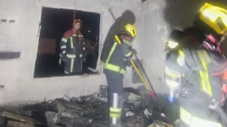 Voraz incendio destruyó una vivienda en Rawson