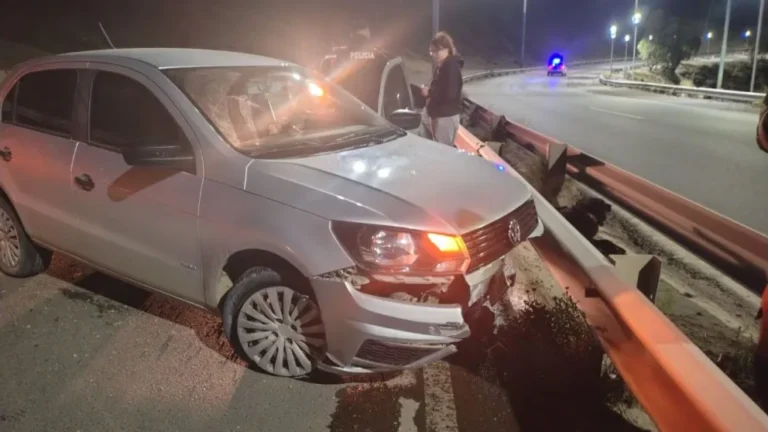 Una mujer despistó tras ser colisionada por otro vehículo