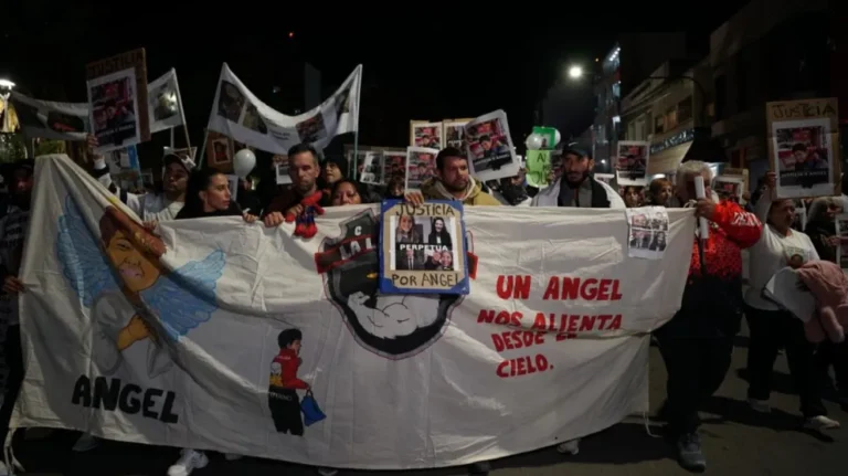 Multitudinaria marcha en pedido de justicia por Ángel a un mes de su muerte
