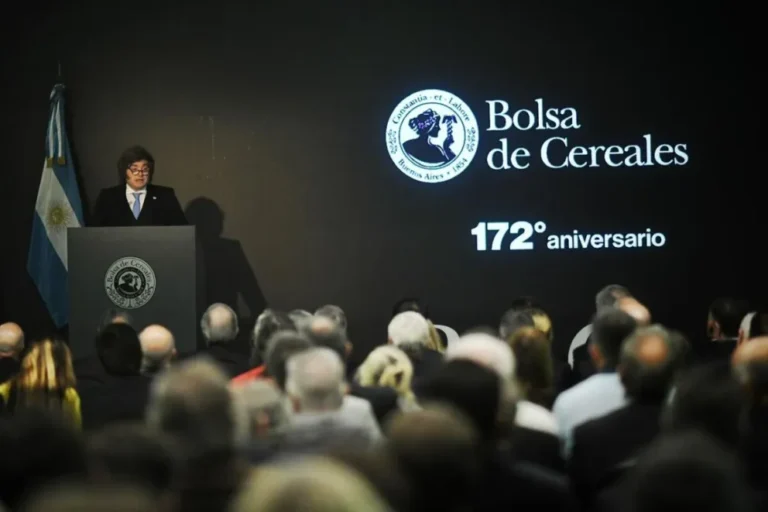 Milei anunció una baja de retenciones y destacó el récord exportador del sector agropecuario