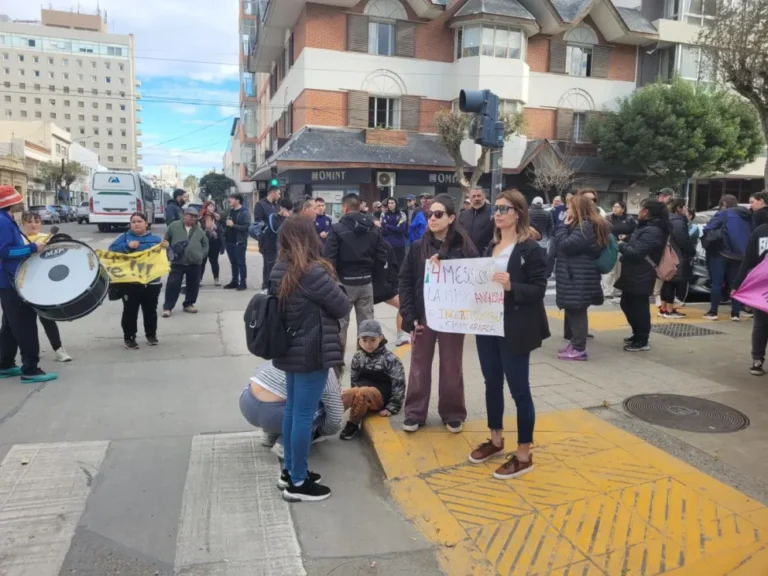 Un grupo de vecinos de Sismográfica entregó un petitorio en el Municipio