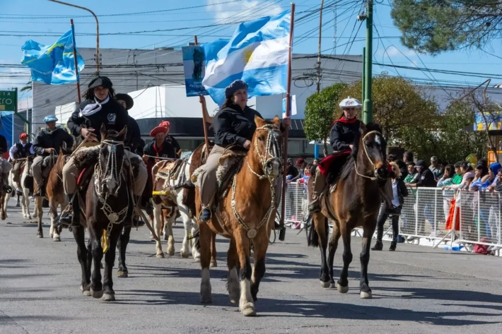La capital provincial conmemora el 25 de mayo con el acto oficial y presentaciones de artistas