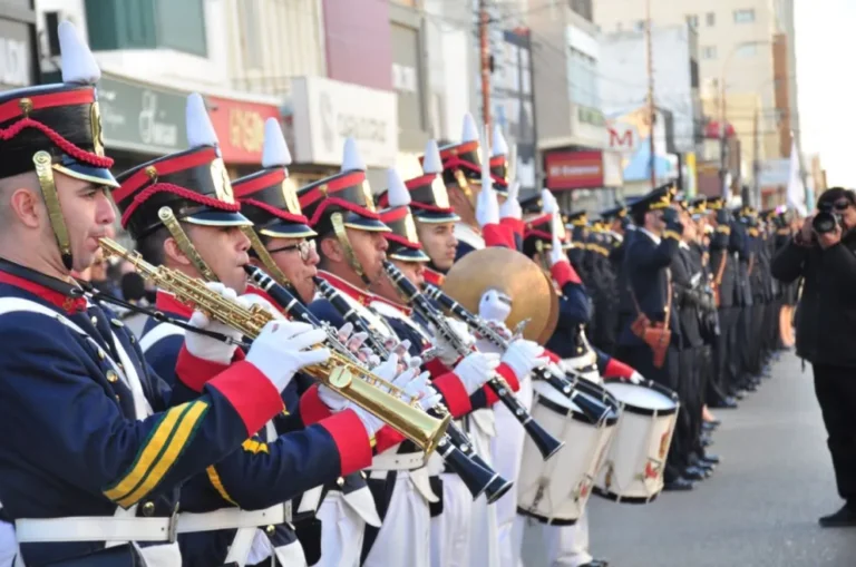 Pasión, banderas y calor popular: la calle San Martín vibró al ritmo del desfile patrio