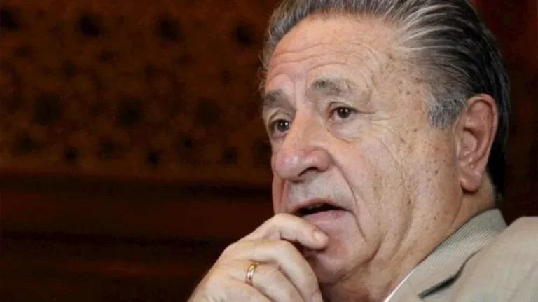 Gritos de "asesino" y máxima tensión: Escracharon a Eduardo Duhalde en la Universidad de Lanús