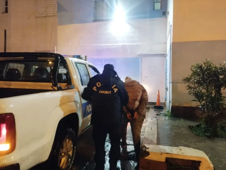 Dos detenidos por intentar ingresar a una vivienda en el barrio Abel Amaya
