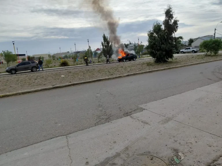 Vehículo se incendió por completo en la calle Nahuel Huapi de Kilómetro 8