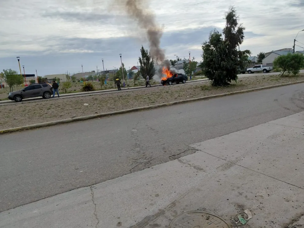 Vehículo se incendió por completo en la calle Nahuel Huapi de Kilómetro 8