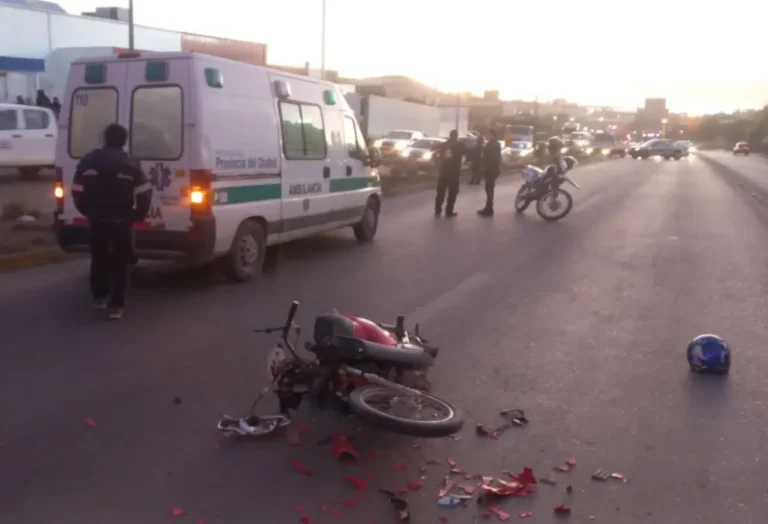 Un motociclista fue derivado al hospital tras chocar con una camioneta
