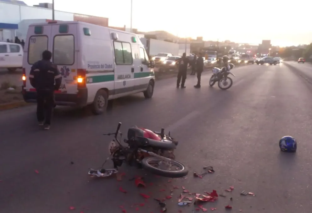 Un motociclista fue derivado al hospital tras chocar con una camioneta