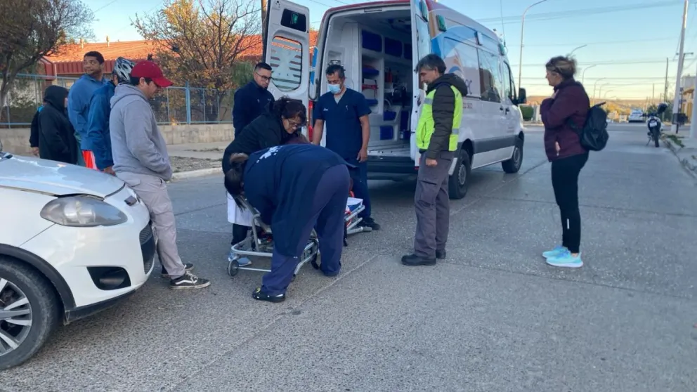 Atropellaron a una mujer en barrio Isidro Labrador y fue trasladada al hospital