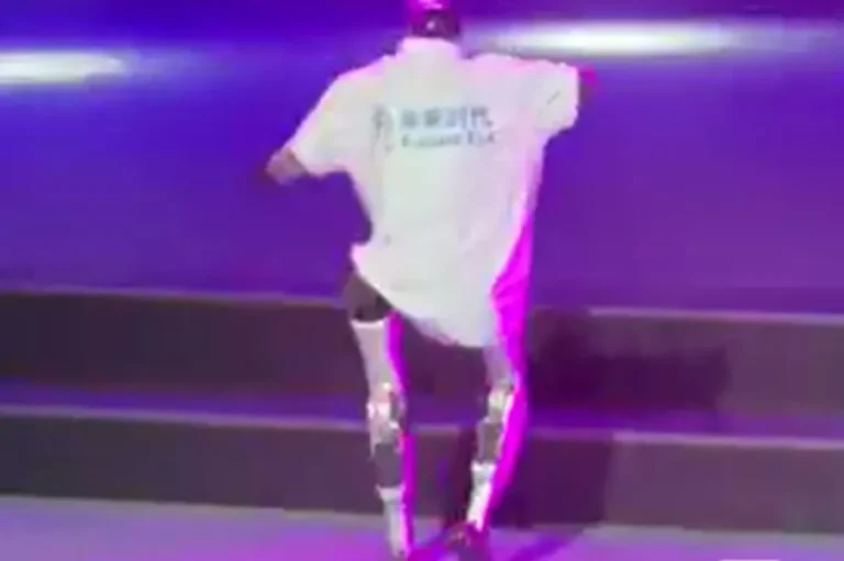 Un robot humanoide sufrió una fuerte caída al intentar bailar como Michael Jackson