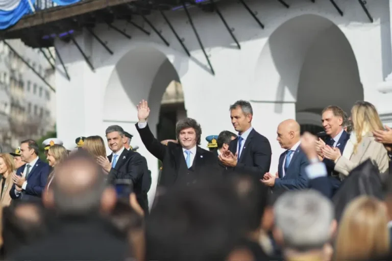Javier Milei encabezó los actos oficiales por el 216.° aniversario de la Revolución de Mayo