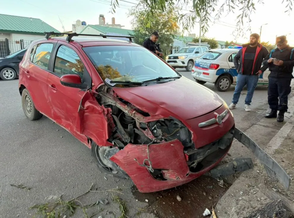 Un auto chocó contra un árbol en Kilómetro 8