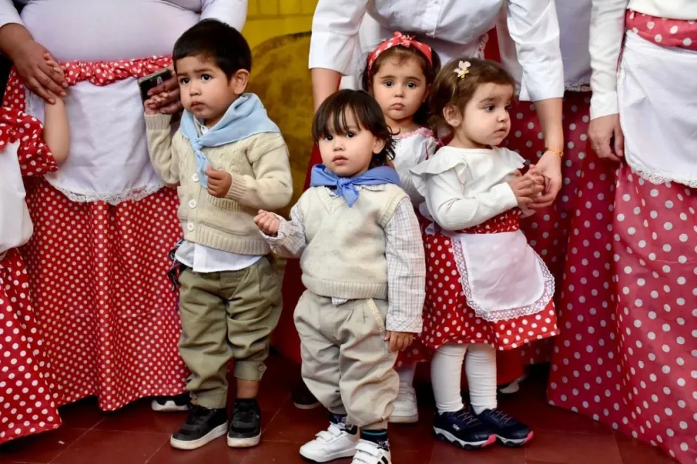 Los jardines maternales municipales celebraron el 25 de Mayo con alegría, tradición y mucho color