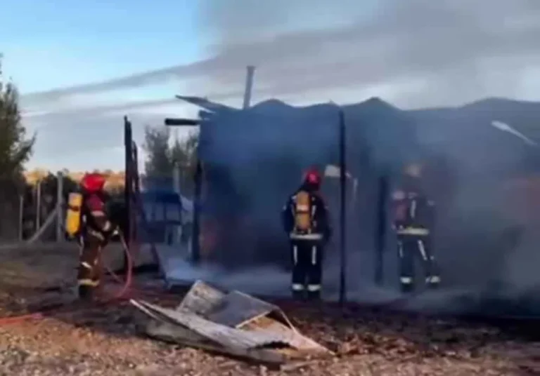 Importante incendio destruyó una estructura rural sobre Ruta 7