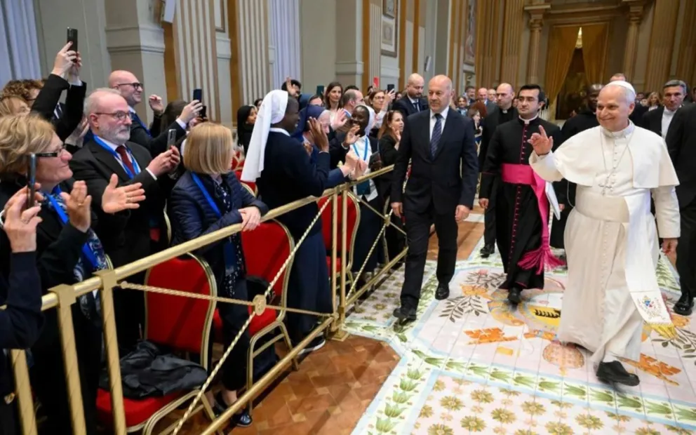 León XIV pide mayor compromiso a los empleados de la Iglesia