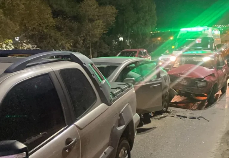 Choque múltiple en el semáforo de Castelli deja dos personas heridas