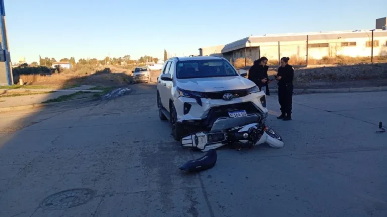Delivery herido al chocar en una moto contra camioneta en esquina del sur de Trelew