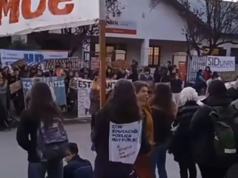 Multitudinaria Marcha Federal en El Bolsón