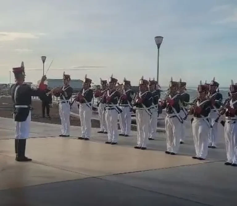 La banda del Ejército homenajeó al Himno en Comodoro