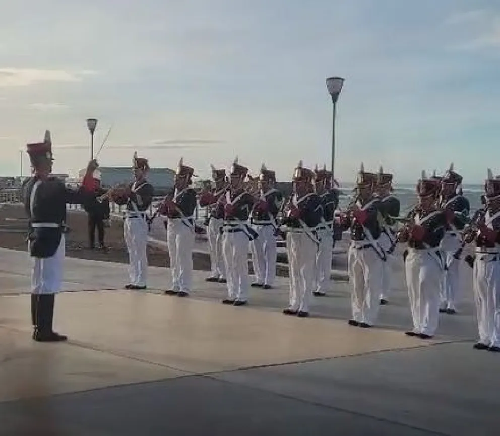 La banda del Ejército homenajeó al Himno en Comodoro