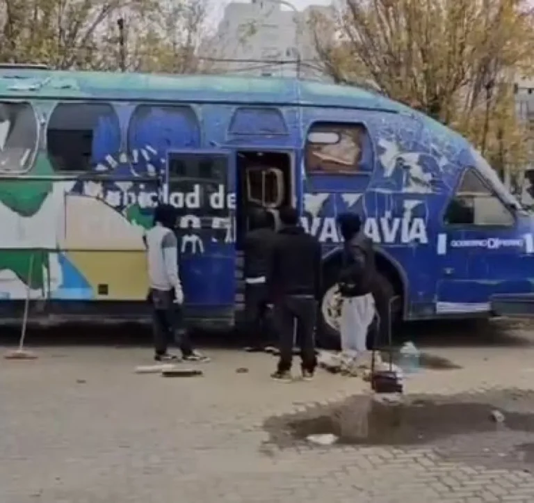 Alumnos de la Escuela 749 restauran “El Bala”, un colectivo histórico de Comodoro