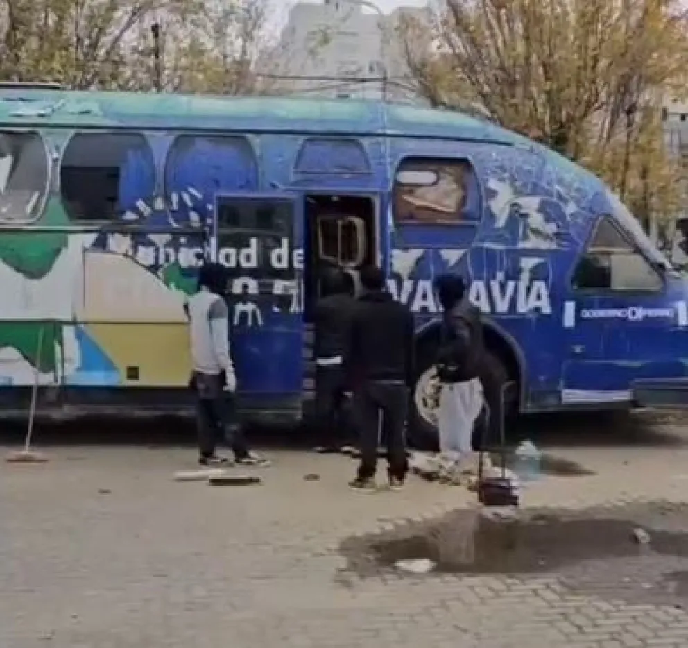 Alumnos de la Escuela 749 restauran “El Bala”, un colectivo histórico de Comodoro