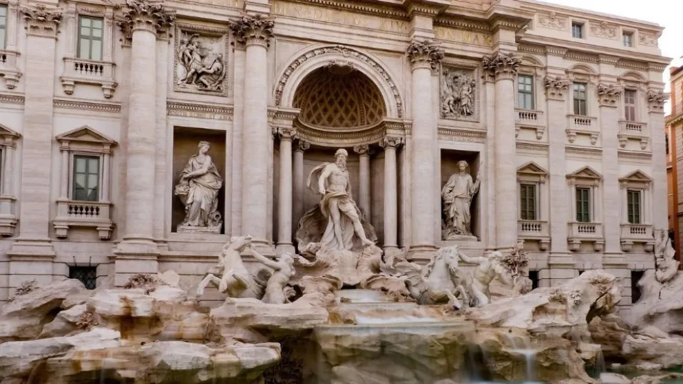 Un turista ingresó a la Fontana di Trevi y recibió una multa de 500 euros