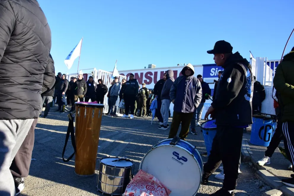 Vigiladores realizaron una protesta frente a una mayorista de Comodoro
