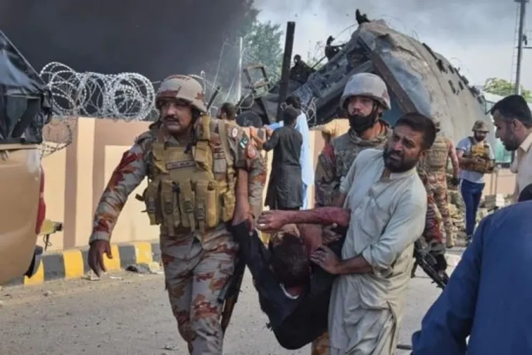 Atentado con bomba contra un tren militar en Pakistán deja 24 muertos
