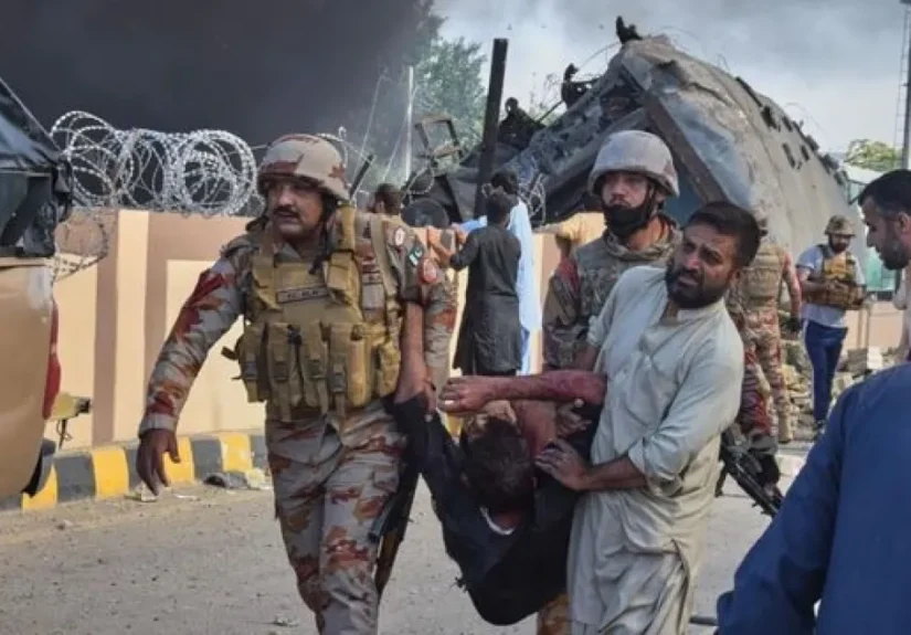 Atentado con bomba contra un tren militar en Pakistán deja 24 muertos
