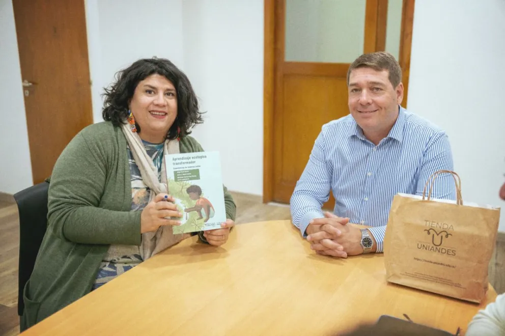 Alicia Peralta, la escritora de Rawson que representó al  país en Bogotá fue reconocida por el intendente Biss