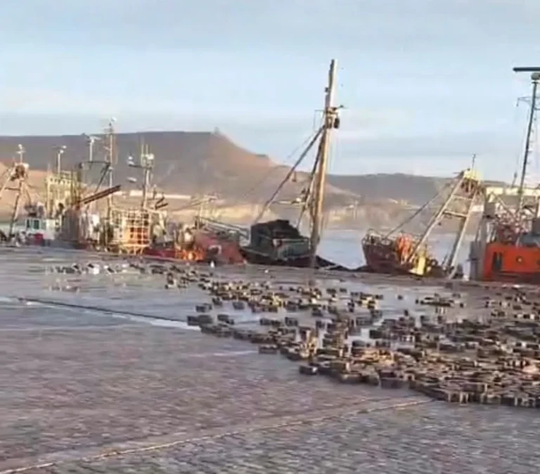 La marejada causó daños en el Puerto de Comodoro