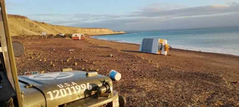 El mar destruyó casillas en Playa Paraná durante el fuerte temporal