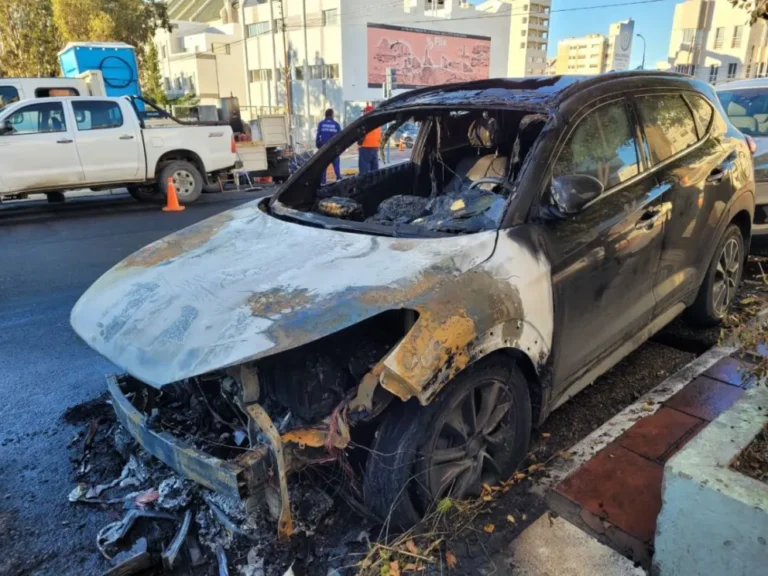Investigan otro incendio intencional de un vehículo en calle España
