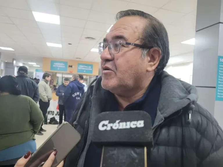 Los jubilados de PAMI denuncian desamparo total y aseguran que se reprograman turnos para septiembre