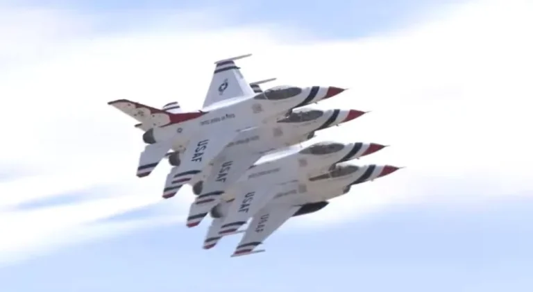 Dos aviones militares chocan en el aire durante un festival acrobático en Estados Unidos