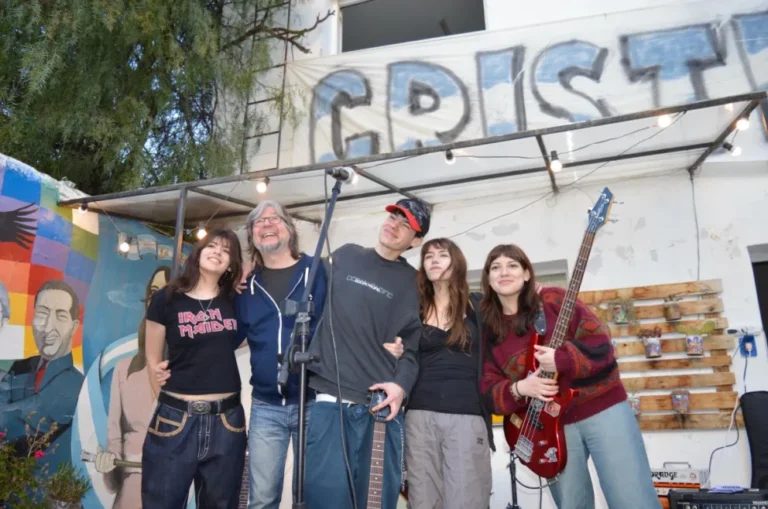 Aerosol irrumpe en escena con la crudeza del rock de los noventa