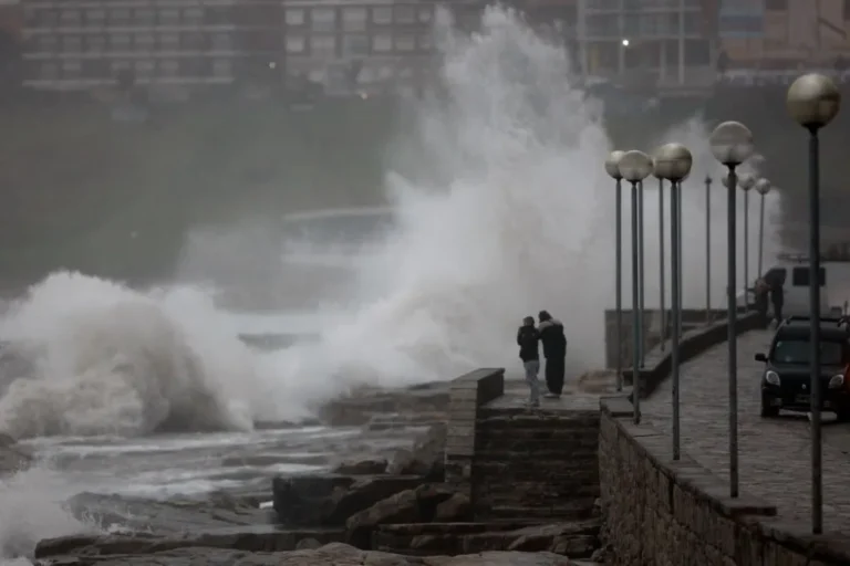 Un ciclón golpeó la Costa Atlántica con olas de hasta siete metros