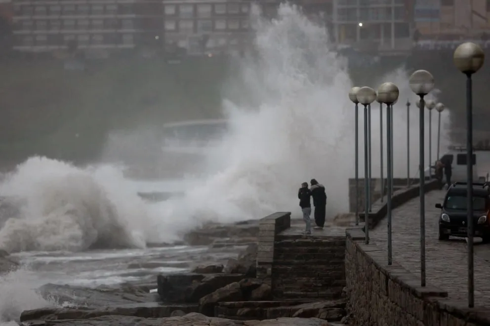 Un ciclón golpeó la Costa Atlántica con olas de hasta siete metros
