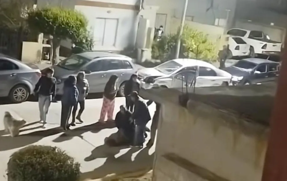 Embisten a motociclista, huyen y terminan detenidos