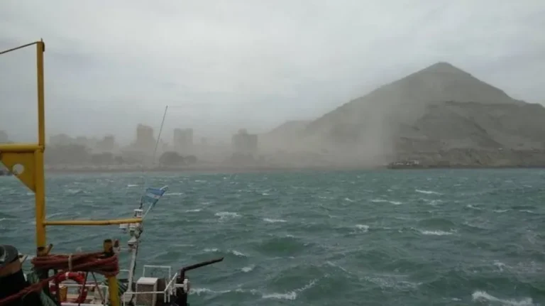 Doble alerta en Comodoro por lluvias intensas y vientos con ráfagas superiores a 100 km/h