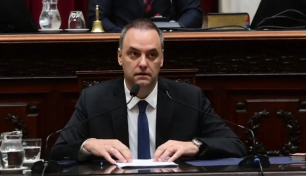 Adorni contrató 14 encuestadoras por casi 230 millones