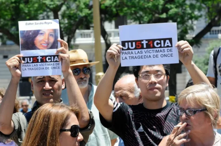 Tragedia de Once: Familiares rechazan la domiciliaria a De Vido y denuncian "cinismo"