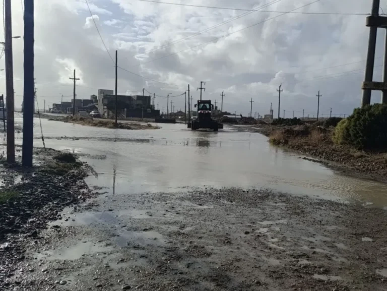 Vialidad Urbana desplegó maquinaria pesada en barrios de zona norte para normalizar el drenaje tras el temporal