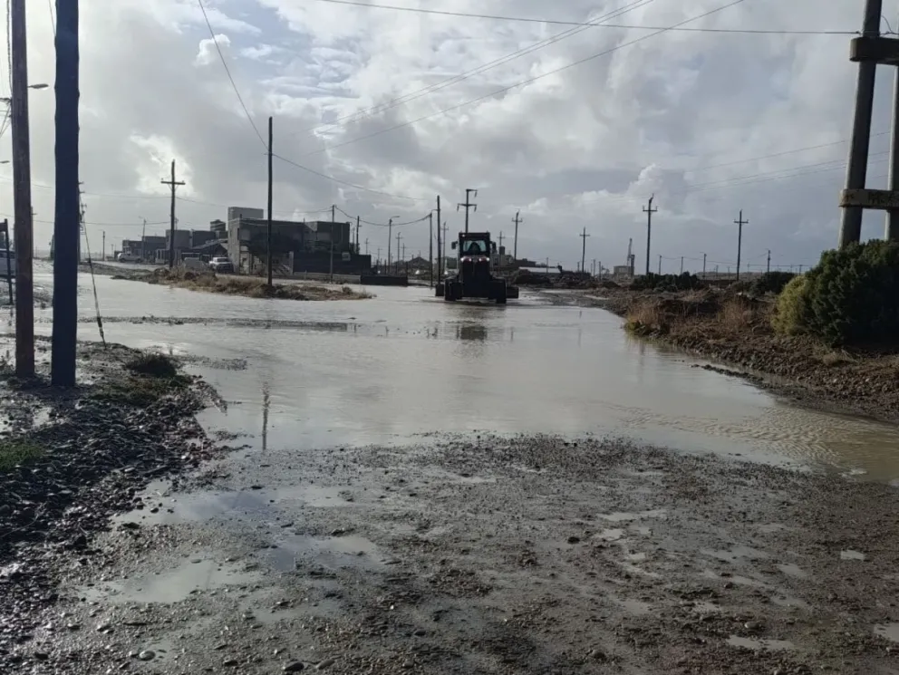 Vialidad Urbana desplegó maquinaria pesada en barrios de zona norte para normalizar el drenaje tras el temporal