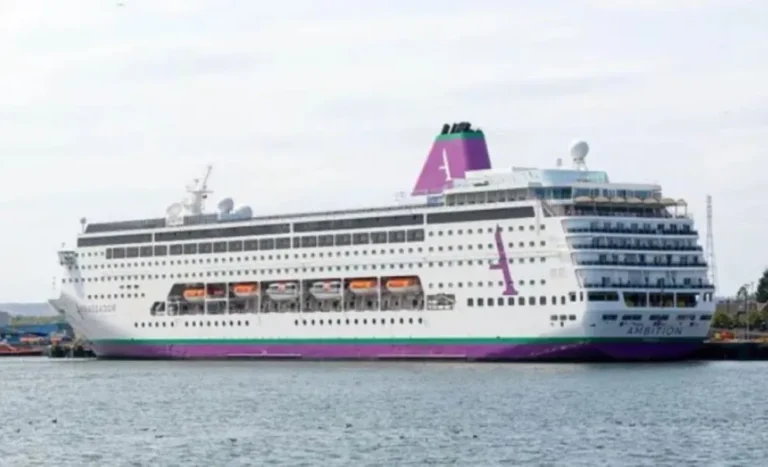 Crucero Ambition en cuarentena por intoxicación masiva en Francia