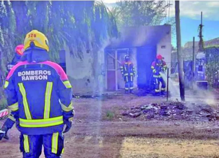 Un hombre con principios de asfixia tras incendio en vivienda de Rawson